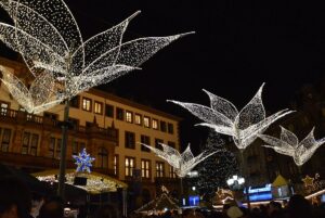 Das Wiesbadener Rathaus mit dem Sternschnuppenmarkt . - Foto: gik