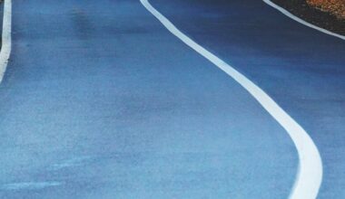 Die Fahrbahnmarkierung auf einer Straße ist zu sehen. Foto: pixabay/Symbolbild