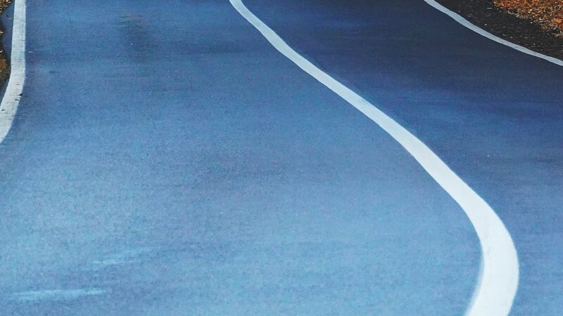 Die Fahrbahnmarkierung auf einer Straße ist zu sehen. Foto: pixabay/Symbolbild