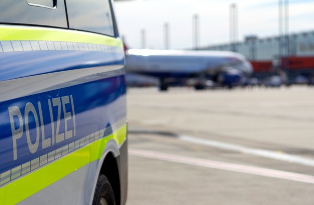 BPOL NRW: Bundespolizei am Flughafen Köln/Bonn: 2.100 Euro Strafe oder 70 Tage Haft - ...