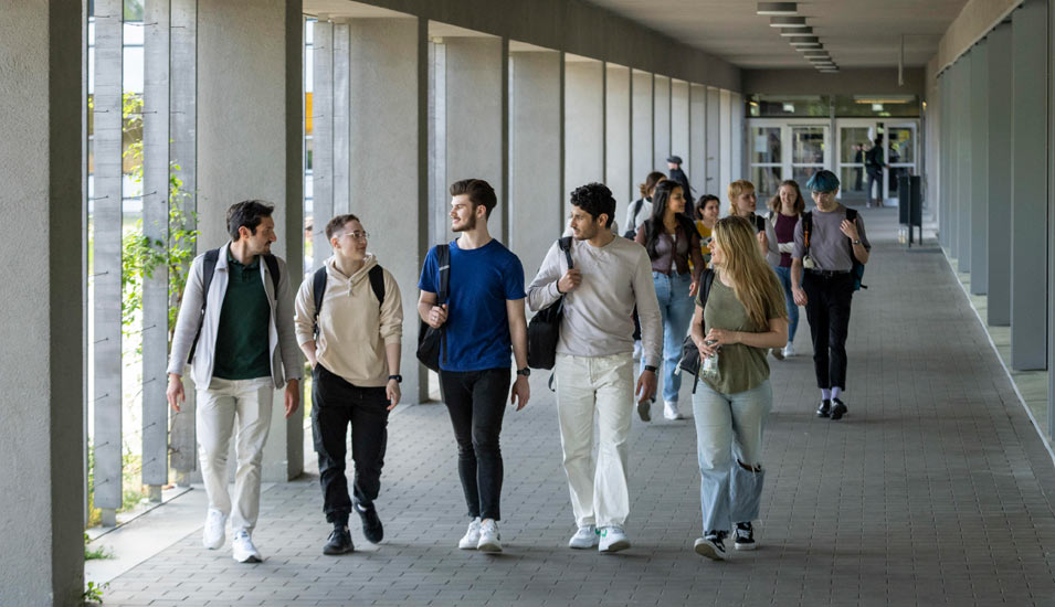 Studierende laufen über den Campus der Freien Universität Berlin.