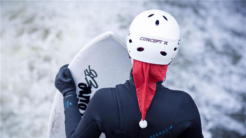Surfer feiern den Nikolaustag auf der Leinewelle in der Landeshauptstadt. 