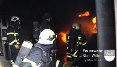 FW Witten: Brand in Herbede, Rauch steigt aus Gebäude, gleichzeitig Gasaustritt im ...