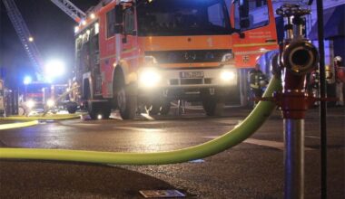 Feuerwerkskörper setzen Balkon in Brand