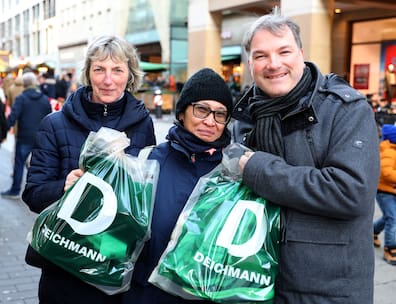 Angelika Zimmer, Mathurada Knorre und Jörg Zimmer (v.l.n.r) haben sich mit Winterschuhen eingedeckt. Zu Weihnachten landen aber auch noch andere Geschenke unterm Baum.