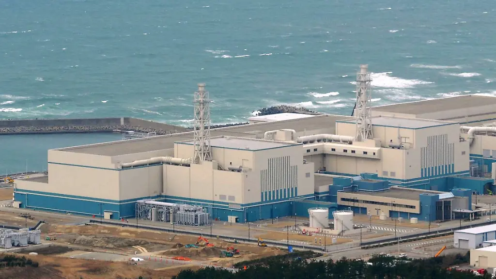 TOKYO-Japan-File-photo-taken-in-March-2012-shows-the-buildings-containing-the-No-7-reactor-L-and-the-No-6-reactor-at-Tokyo-Electric-Power-Co-s-Kashiwazaki-Kariwa-nuclear-power-plant-in-Niigata-Prefecture-TEPCO-said-July-2-2013-it-will-swiftly-apply-for-a-state-safety-assessment-of-the-two-reactors-to-restart-their-operation-even-as-the-utility-continues-to-grapple-with-the-crippled-Fukushima-Daiichi-nuclear-plant