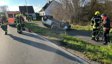 POL-MG: PKW überschlägt sich nach Zusammenstoß und bleibt auf dem Dach liegen