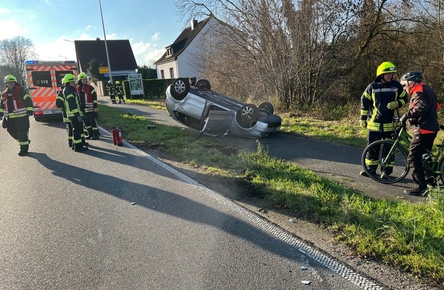 POL-MG: PKW überschlägt sich nach Zusammenstoß und bleibt auf dem Dach liegen