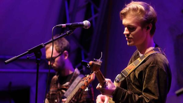 Am Freitag bespielt ein alter Bekannter das Stereo, denn Sebastian Eggenbauer alias Telquist hat schon so einige Male in der Klaragasse Halt gemacht. Der Musiker, der zu Beginn seiner Karriere den Bass in verschiedenen Bands zupfte, steht für eine ganz eigene Variante von Indie- und Popmusik. Telquist schafft es, immer eingängig, aber trotzdem komplex zu klingen. Beginn: 19.45 Uhr. Im Anschluss geht's auf einer Party weiter. Am Freitag bespielt ein alter Bekannter das Stereo, denn Sebastian Eggenbauer alias Telquist hat schon so einige Male in der Klaragasse Halt gemacht. Der Musiker, der zu Beginn seiner Karriere den Bass in verschiedenen Bands zupfte, steht für eine ganz eigene Variante von Indie- und Popmusik. Telquist schafft es, immer eingängig, aber trotzdem komplex zu klingen. Beginn: 19.45 Uhr. Im Anschluss geht's auf einer Party weiter.