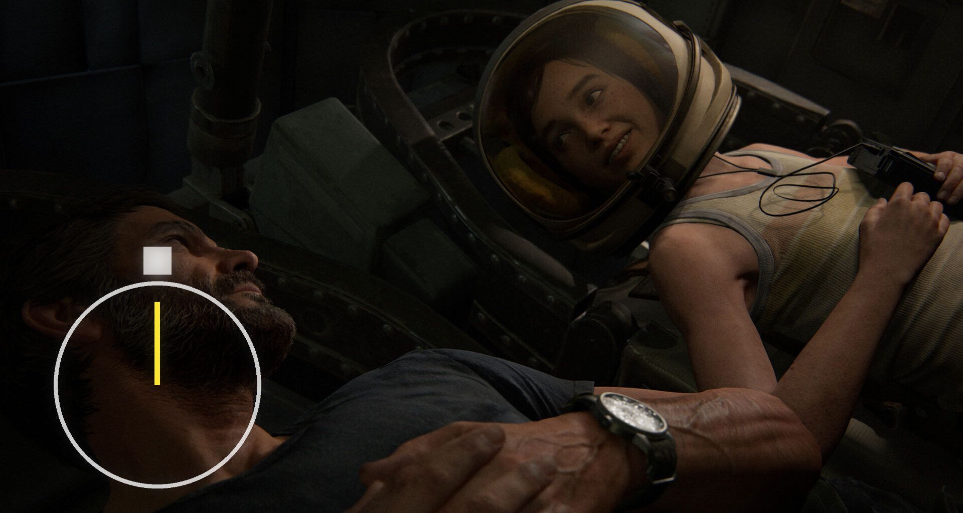 Ellie und Joel liegen nebeneinander. Ellie trägt dabei einen Helm.