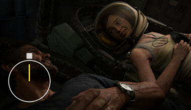 Ellie und Joel liegen nebeneinander. Ellie trägt dabei einen Helm.