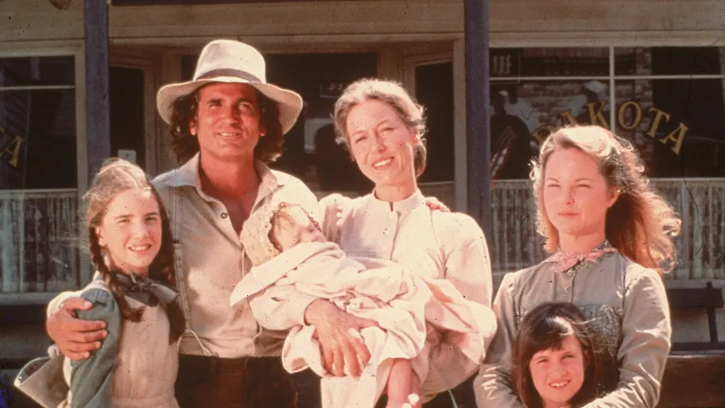 The-cast-of-the-television-series-Little-House-on-the-Prairie-with-a-dog-on-the-set-of-the-show-mid-1970s-Clockwise-from-left-American-actors-Melissa-Gilbert-Michael-Landon-1936-1991-Karen-Grassle-who-holds-an-unidentified-baby-Melissa-Sue-Anderson-and-Lindsay-or-Sidney-Greenbush