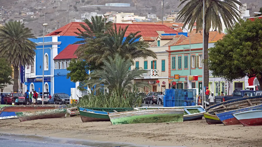 Traditionelle-bunte-Fischerboote-aus-Holz-am-Strand-entlang-der-Uferpromenade-des-alten-kolonialen-historischen-Zentrums-der-Stadt-Mindelo-auf-der-Insel-Sao-Vicente-Kap-Verde-Cabo-Verde-Westafrika-Afrika-traditional-Bunte-Fishing-boats-from-Wood-on-Beach-along-the-Waterfront-promenade-of-Old-Colonial-Historical-Center-the-City-Mindelo-at-the-Island-Sao-Vicente-Cape-Verde-Cabo-Verde-West-Africa-Africa-Copyright-imageBROKER-alimdix-xArterrax-xMaricaxvanxderxMeer-ibltsm09921016