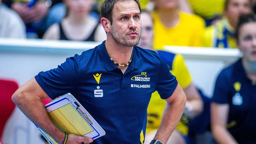 Trainer-Felix-Koslowski-und-der-SSC-Palmberg-Schwerin-verlieren-in-Stuttgart