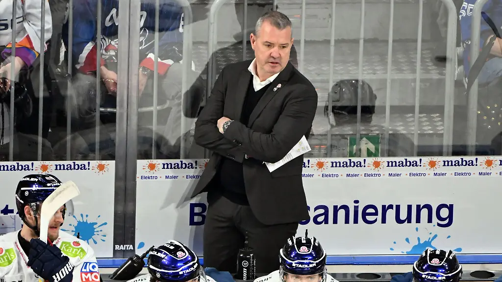 Trainer-Serge-Aubin-muss-mit-den-Eisbaeren-Berlin-eine-Niederlage-in-Straubing-hinnehmen