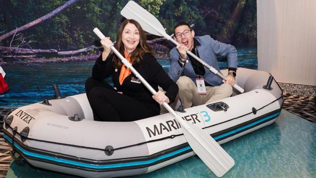 Mit vollem Einsatz und einer Menge Spaß dabei: zwei australische Veranstalter am Missouri-Stand beim International Showcase 2025 von Travel South USA in Kansas City.