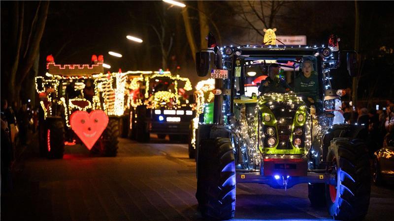 Trotz Verspätung: Mit rund 35 weihnachtlich geschmückten Traktoren haben Landwirte aus dem Norden krebskranken Kindern im UKE in Hamburg eine Freude gemacht.