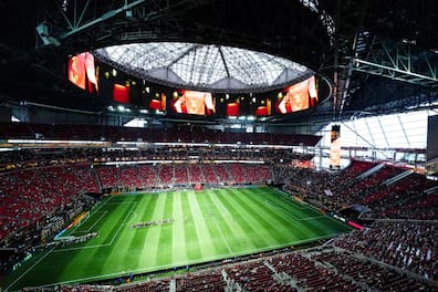 Das Mercedes-Benz Stadium in Atlanta: futuristische Arena mit Schiebedach und markanter Tor-Feuer-Show.