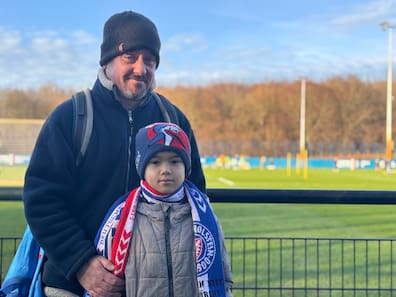 „Schön modern, stylisch und sehr schick“: Wito (8) und sein Papa Nils Jachmann (48) sind ebenso angetan vom neuen Holstein-Stadion. 