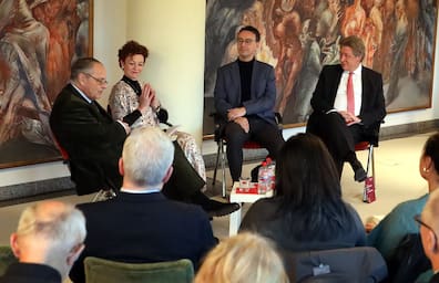 Gesprächforum zum 10. Todestag von Kurt Masur unter dem Motto " Herz und Freiheit - Masurs Vermächtnis im Gewandhaus in Leipzig. Im Podium sitzen: v.l. Gero von Boehm, Carolin Widmann, Ken-David Masur und Andreas Schulz.