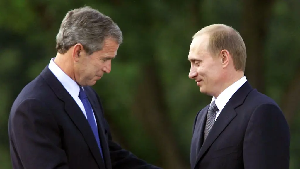 US-Praesident-George-W-Bush-l-und-der-russische-Praesident-Wladimir-Putin-r-geben-sich-am-16-6-2001-nach-ihrer-Unterredung-auf-Schloss-Brdo-bei-Kranj-in-Slowenien-die-Hand-Bush-und-Putin-haben-bei-ihrem-ersten-Gipfeltreffen-die-Grundlage-fuer-einen-Neubeginn-der-Beziehungen-ihrer-Laender-gelegt-Das-unterstrichen-die-beiden-Staatschefs-am-16-6-nach-ueber-zweistuendigen-Gespraechen-Ueber-die-weiter-umstrittenen-amerikanischen-Raketenabwehrplaene-sollen-enge-Konsultationen-der-Aussen-und-Verteidigungsminister-stattfinden-Putin-nahm-eine-Einladung-zu-einem-Besuch-in-den-USA-im-Herbst-an