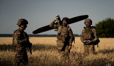 Mit den Kameras der Drohnen identifizieren diese ukrainischen Soldaten Ziele und übermitteln dann präzise Koordinaten zur Bekämpfung der russischen Einheiten. Die Verluste Russlands in diesem Krieg sind mehr als doppelt so hoch wie die der Ukraine, auch weil die ukrainischen Streitkräfte sich früher auf den Nutzen neuer Technologien ausgerichtet haben.