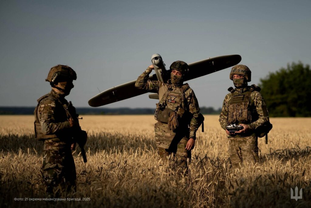 Mit den Kameras der Drohnen identifizieren diese ukrainischen Soldaten Ziele und übermitteln dann präzise Koordinaten zur Bekämpfung der russischen Einheiten. Die Verluste Russlands in diesem Krieg sind mehr als doppelt so hoch wie die der Ukraine, auch weil die ukrainischen Streitkräfte sich früher auf den Nutzen neuer Technologien ausgerichtet haben.