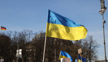 Bildbeschreibung: Eine Ukraine Flagge.