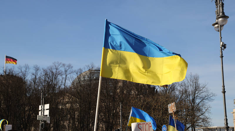 Bildbeschreibung: Eine Ukraine Flagge.