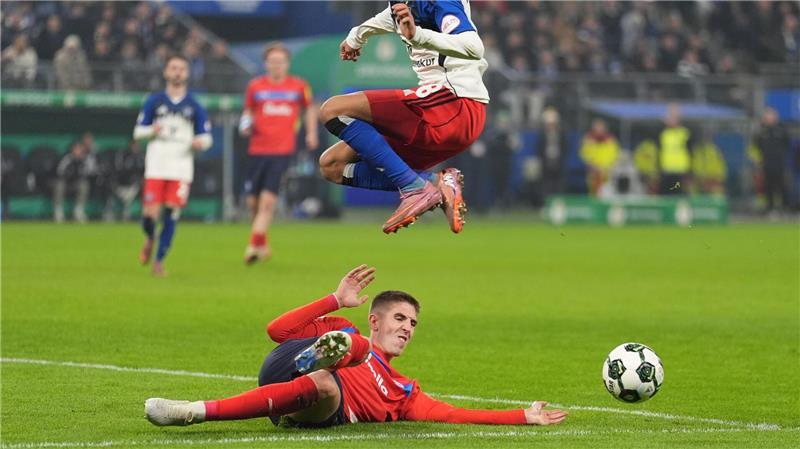 Umkämpftes Spiel im Pokal zwischen dem HSV und Holstein Kiel.