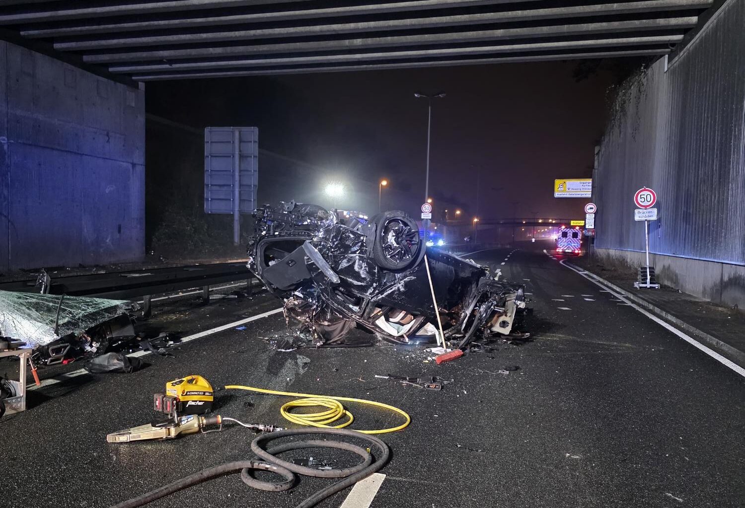 Auto überschlägt sich, brennt unter Gögginger Brücke – Fahrer stirbt im Uniklinikum
