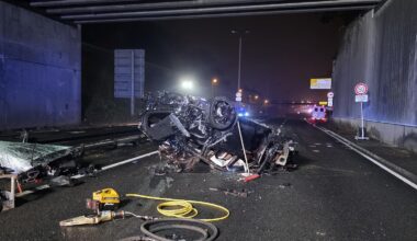 Auto überschlägt sich, brennt unter Gögginger Brücke – Fahrer stirbt im Uniklinikum