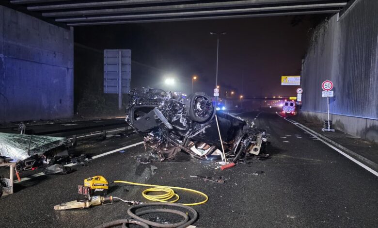Ein brennendes Auto auf dem Dach, gescheiterte Rettungsversuche von Ersthelfern und eine stundenlange Sperrung: In der Nacht auf Montag kam es auf der B17 zu einem tödlichen Verkehrsunfall.