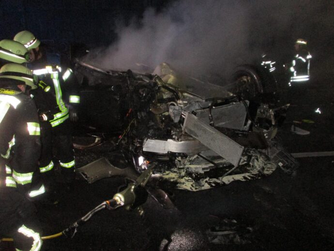 Ein brennendes Auto auf dem Dach, gescheiterte Rettungsversuche von Ersthelfern und eine stundenlange Sperrung: In der Nacht auf Montag kam es auf der B17 zu einem tödlichen Verkehrsunfall.