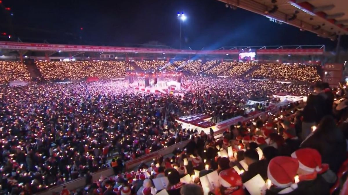 Lieder, Kerzen, Emotionen, Union: Berlin kann auch schön: 28.000 Fans besingen Weihnachten