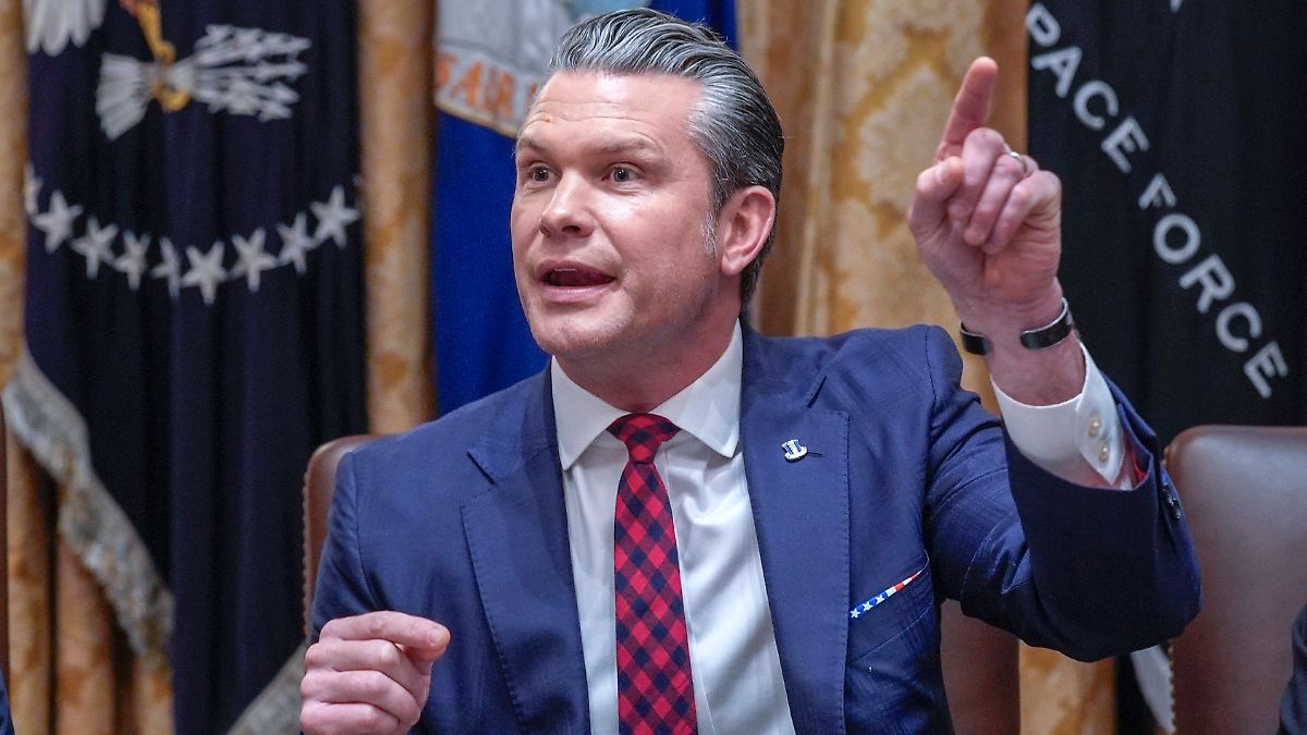 Kein Tötungsbefehl Überlebender: Admiral entlastet US-Verteidigungsminister Hegseth