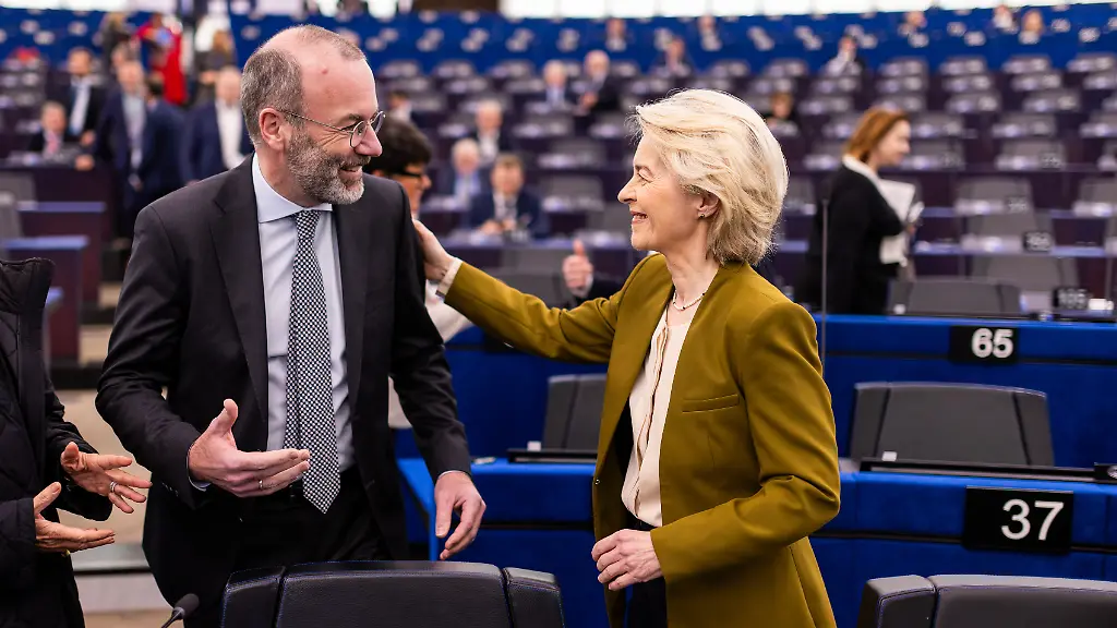 Ursula-von-der-Leyen-r-CDU-Praesidentin-der-Europaeischen-Kommission-steht-im-Gebaeude-des-Europaeischen-Parlaments-und-begruesst-Manfred-Weber-l-CSU-Fraktionsvorsitzender-der-Fraktion-EVP-Das-EU-Parlament-diskutiert-voraussichtlich-die-aktuellen-Friedensgespraeche-im-Ukrainekrieg-Die-Teilnahme-an-dieser-Debatte-von-EU-Kommissionspraesidentin-von-der-Leyen-ist-angekuendigt-Die-Abgeordneten-entscheiden-darueber-hinaus-ueber-die-Vereinfachung-des-EU-Entwaldungsgesetzes-und-letzte-Teile-des-EU-Haushalts-fuer-das-naechste-Jahr-Ausserdem-will-das-Parlament-einen-Vorschlag-annehmen-der-die-Berichtspflichten-beim-InvestEU-Programm-vereinfacht-und-seine-finanziellen-Kapazitaeten-ausbaut-Es-wird-zudem-unter-anderem-ueber-einen-Bericht-zur-diplomatischen-Strategie-und-geopolitischen-Zusammenarbeit-der-EU-in-der-Arktis-sowie-einen-Bericht-ueber-den-Zugang-zu-Finanzmitteln-fuer-kleine-und-mittlere-sowie-expandierende-junge-Unternehmen-abgestimmt