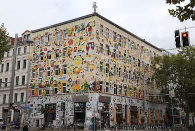 Leipzig: Die Fassade des Hauses in der Karl-Liebknecht-Straße 43 wurde 2004 komplett vom Künstler Michael Fischer-Art gestaltet.