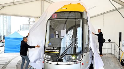 Die neuen Heiterblick-Bahnen hatten die LVB schon 2023 enthüllt. Bisher wurde keine der Bahnen ausgeliefert.
