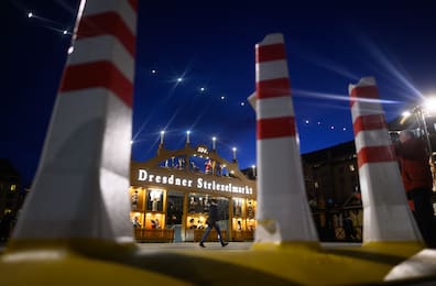 Der Schwibbogen ist ein Teil der Dekoration für den 591. Dresdner Striezelmarkt.