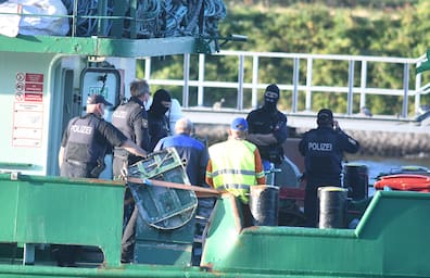 Einsatzkräfte der Polizei aus Niedersachsen und Schleswig-Holstein enterten in der Schleuse Holtenau den Frachter "Scanlark". Das Schiff wurde in Kiel festgesetzt.