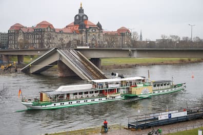 Der Raddampfer Pillnitz fährt unter der Carolabrücke bzw. dem Rest davon durch. 