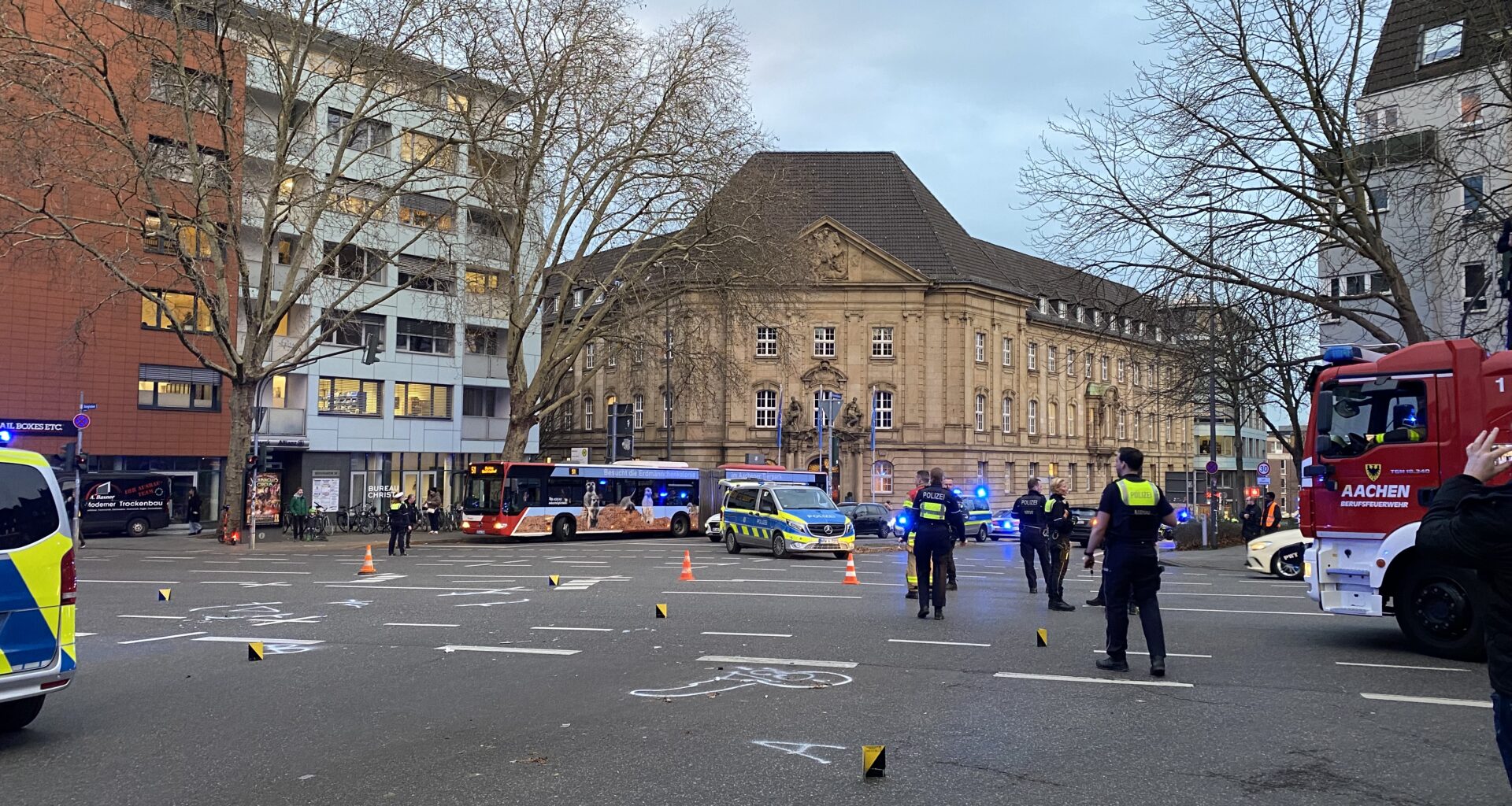 Großräumig abgesperrt: Auf der Kreuzung Boxgraben, Karmeliterstraße, Mozartstraße gab es am Dienstagnachmittag einen Verkehrsunfall, der erhebliche Verkehrsbehinderungen nach sich zog.