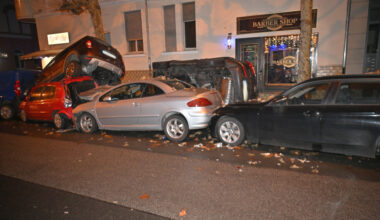 Unfall in Wiesbaden‑Biebrich am späten Montagabend: Linienbus schiebt sieben Autos zusammen – Fahrer wohl medizinisch erkrankt﻿.