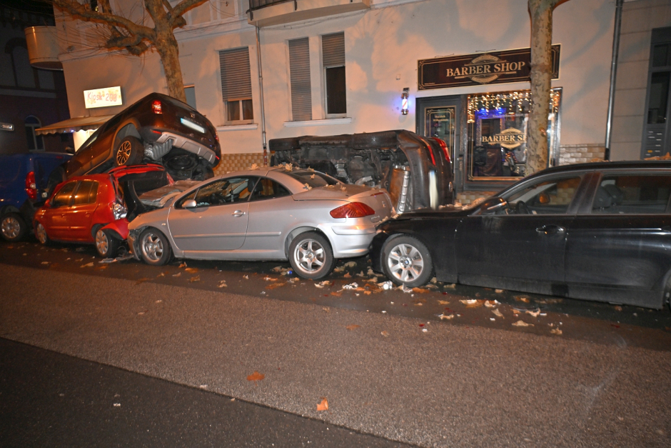 Unfall in Wiesbaden‑Biebrich am späten Montagabend: Linienbus schiebt sieben Autos zusammen – Fahrer wohl medizinisch erkrankt﻿.