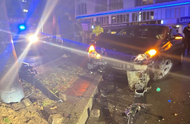 POL-GE: Überhöhte Geschwindigkeit - Verkehrsunfall in Altstadt