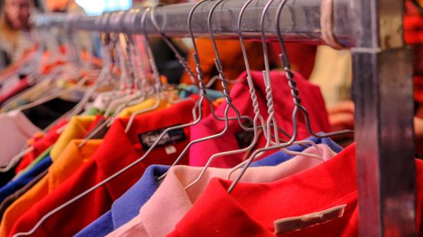 Der Vino Kilo Sale kommt am Samstag nach Nürnberg. Von 12 bis 19 Uhr kann in der Meistersingerhalle nach cooler und sorgfältig kuratierte Vintageware gefahndet werden. Der Vino Kilo Sale kommt am Samstag nach Nürnberg. Von 12 bis 19 Uhr kann in der Meistersingerhalle nach cooler und sorgfältig kuratierte Vintageware gefahndet werden.