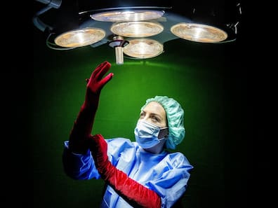 In „Kritischer Zustand“ stehen 13 Mitarbeiter aus unterschiedlichen Abteilungen von Dresdner Kliniken auf der Bühne.