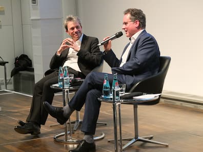 Arendt-Biograf Thomas Meyer (links) und Jörg Ganzenmüller, neuer Direktor des Hannah-Arendt-Instituts, bei ihrem Gespräch im Hygiene-Museum.
