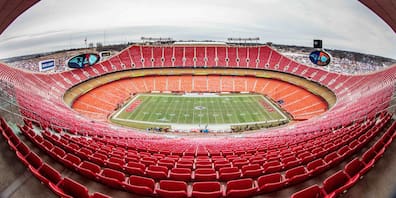 Auch in den USA (hier das Arrowhead Stadium des amtierenden NFL-Meisters Kansas City Chiefs) drohen Geisterspiele - auch wenn Präsident Donald Trump schnell zur Normalität zurück will.